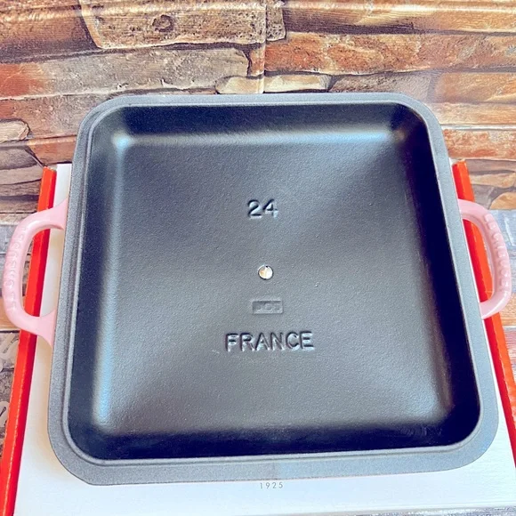 Le Creuset Square Signature Cast Iron in Black Interior (Chiffon Pink) - Picture 9 of 11